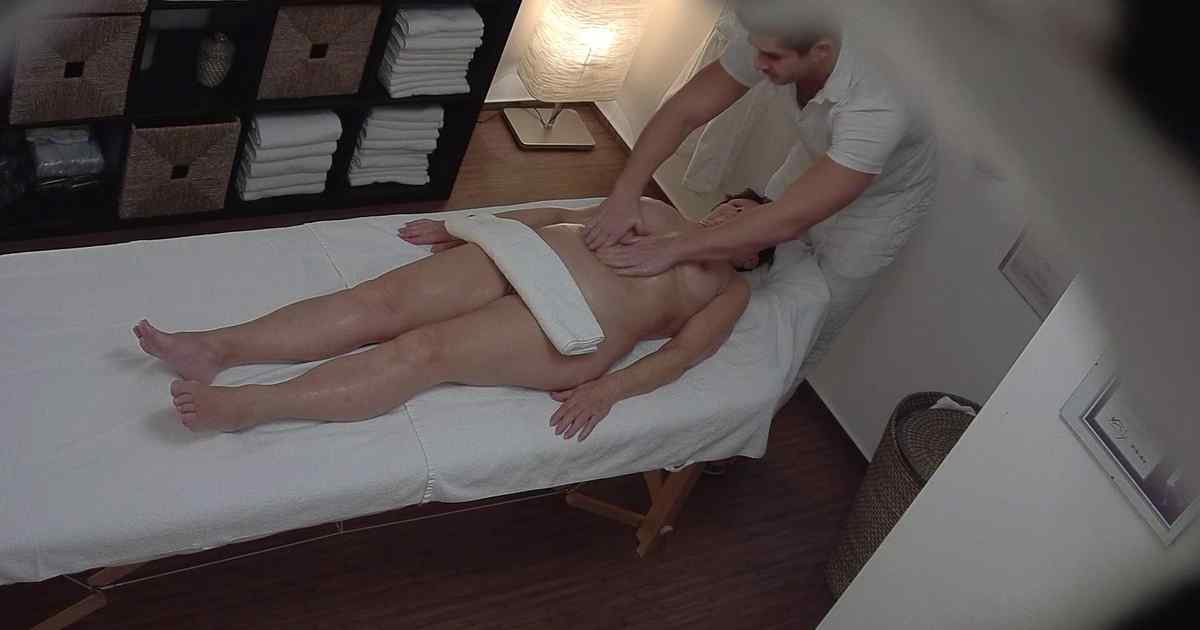 Busty Lady Gets An Erotic Massage