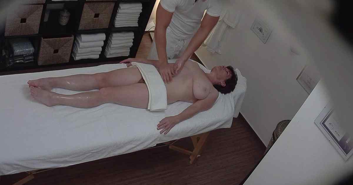 Busty Mature Lady On A Massage