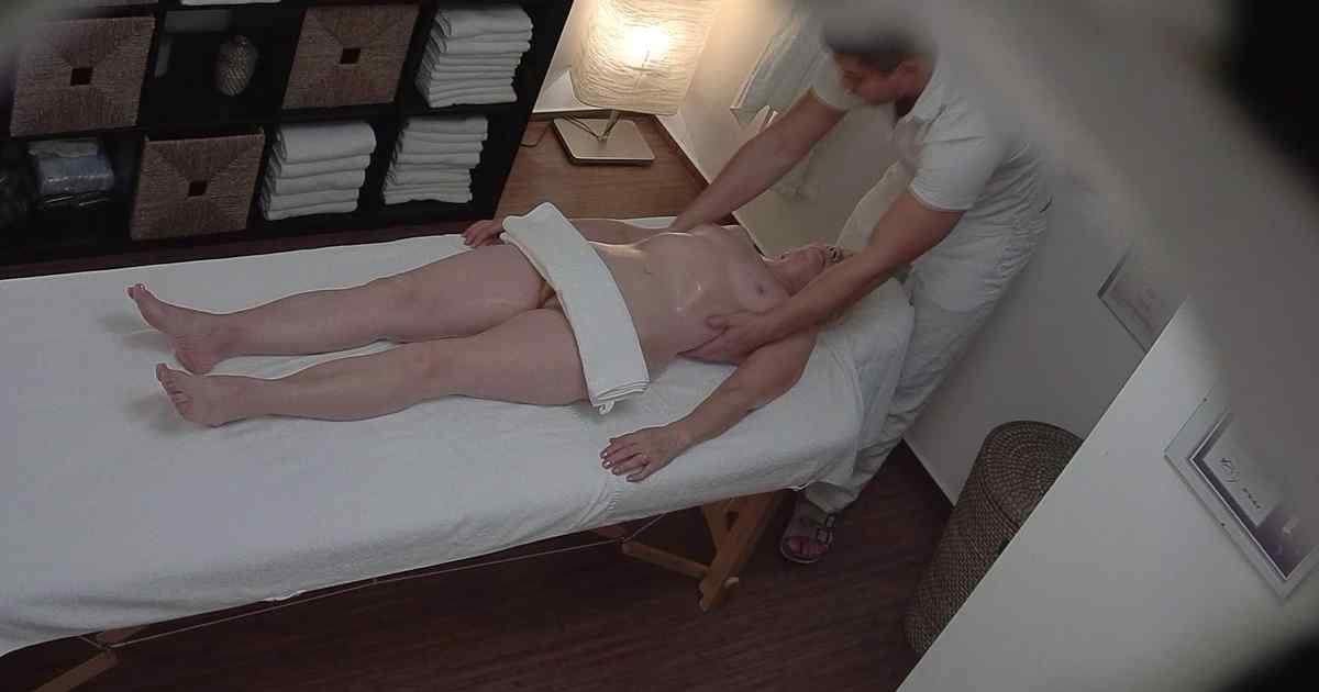 Hairy Lady Came For An Erotic Massage