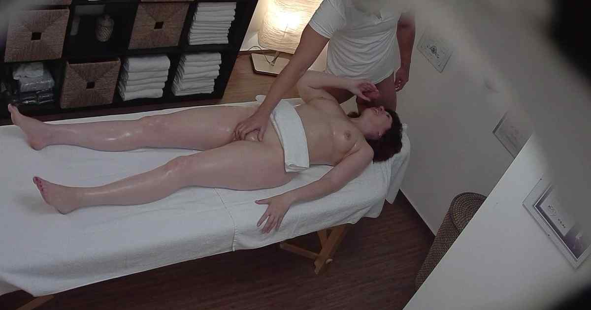Married Lady Jerks The Masseuse Off
