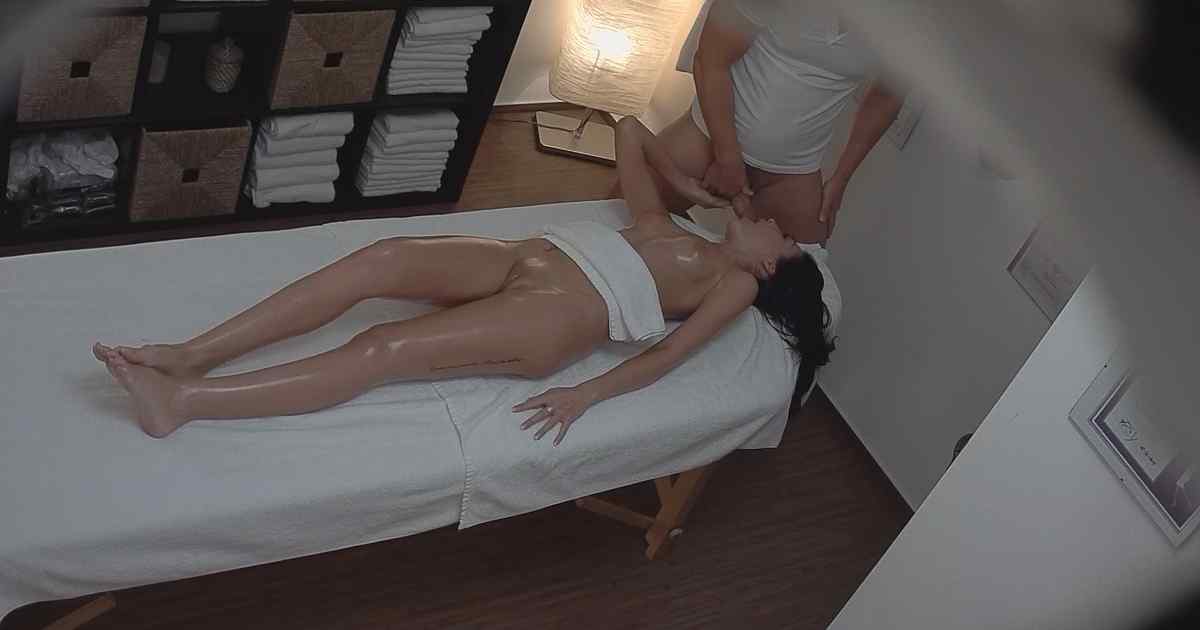 Model Blows The Masseuse